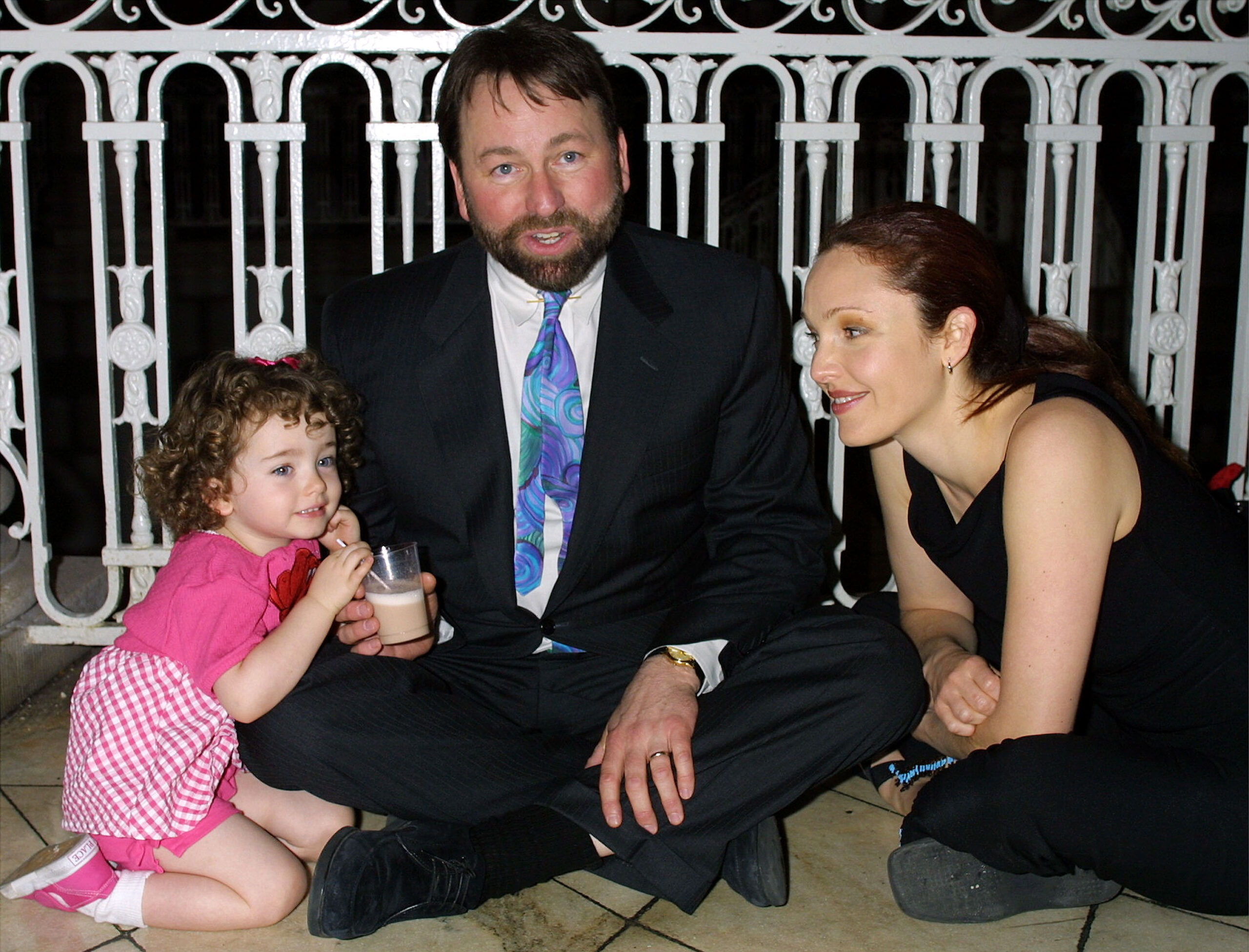 Stella Ritter, John Ritter, and Amy Yasbeck at the Daytime Emmy Awards in New York City on May 1, 2001 | Source: Getty Images