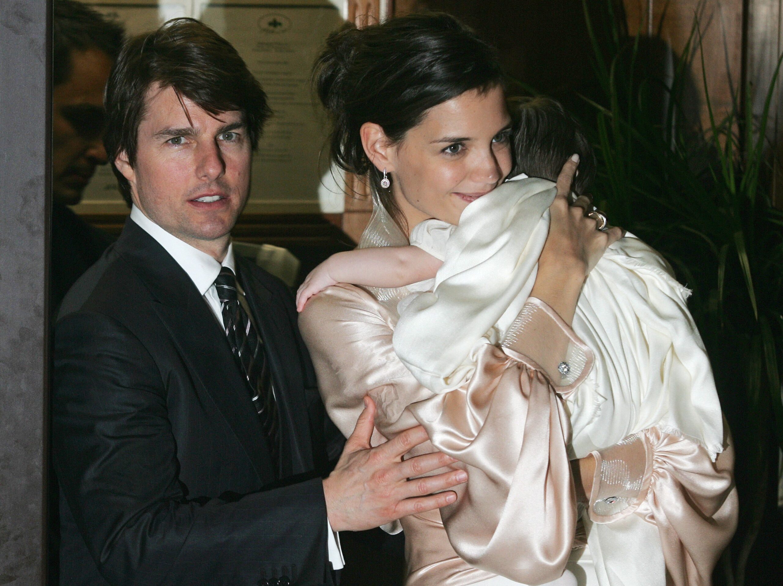 Tom Cruise and Katie Holmes holding their daughter, Suri, in central Rome, on November 17, 2006. | Source: Getty Images
