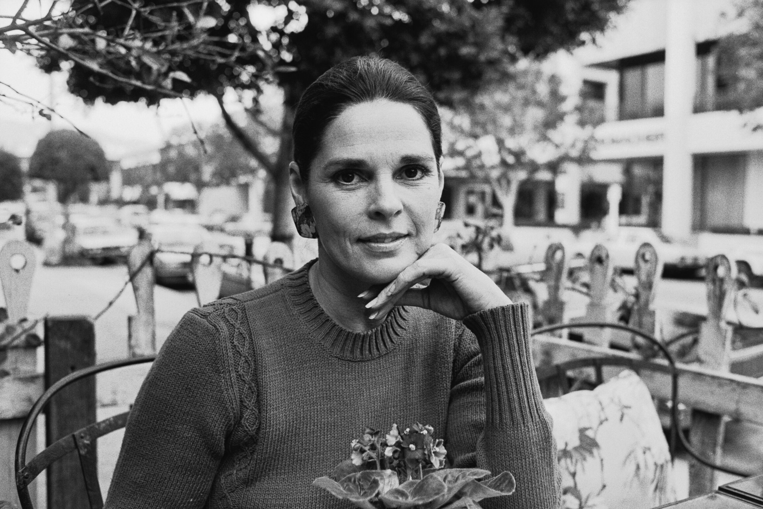 Ali MacGraw pictured wearing a knitted jumper while out at a restaurant February 6, 1985. | Source: Getty Images