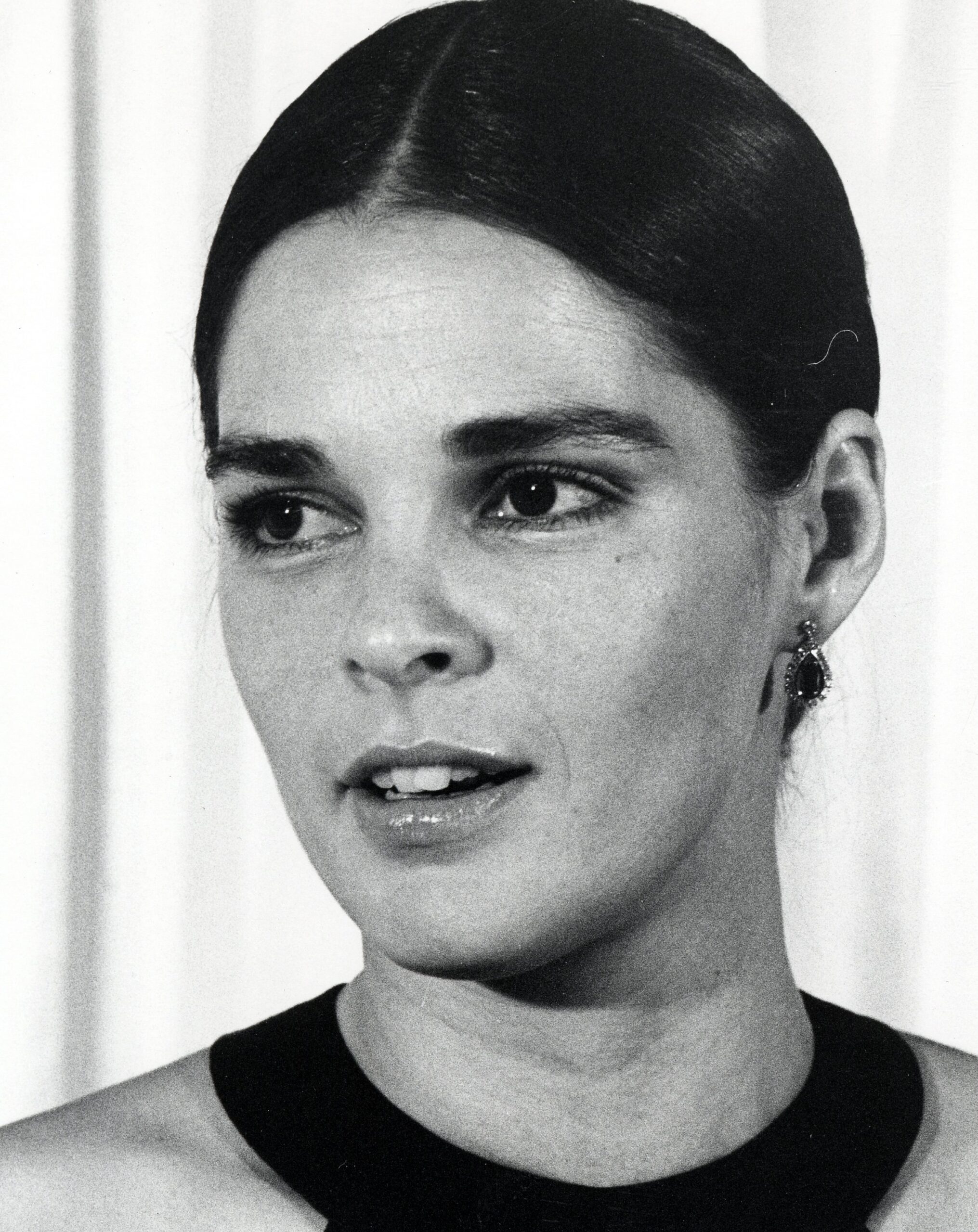 Ali MacGraw with her hair tied in a bun during the 28th Annual Golden Globe Awards. | Source: Getty Images
