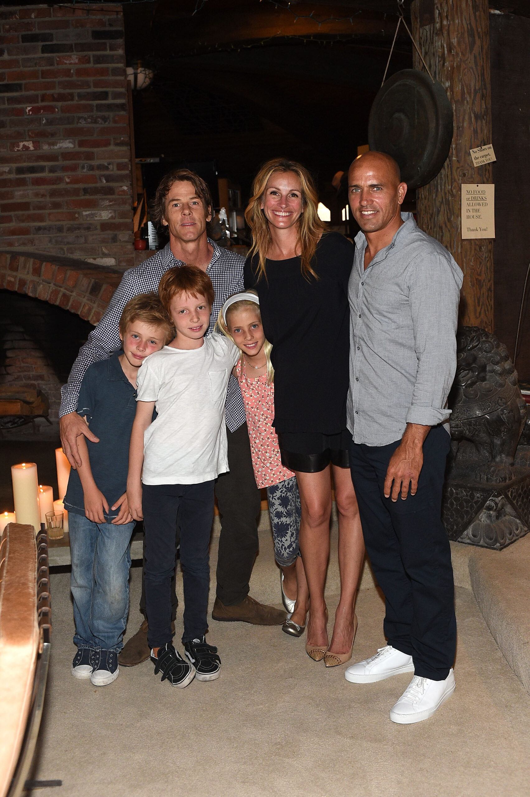 Danny Moder, Julia Roberts, Kelly Slater, Phinnaeus, Henry Daniel, and Hazel Moder at a celebration of the launch of Outerknown in Malibu, California, on August 29, 2015 | Source: Getty Images