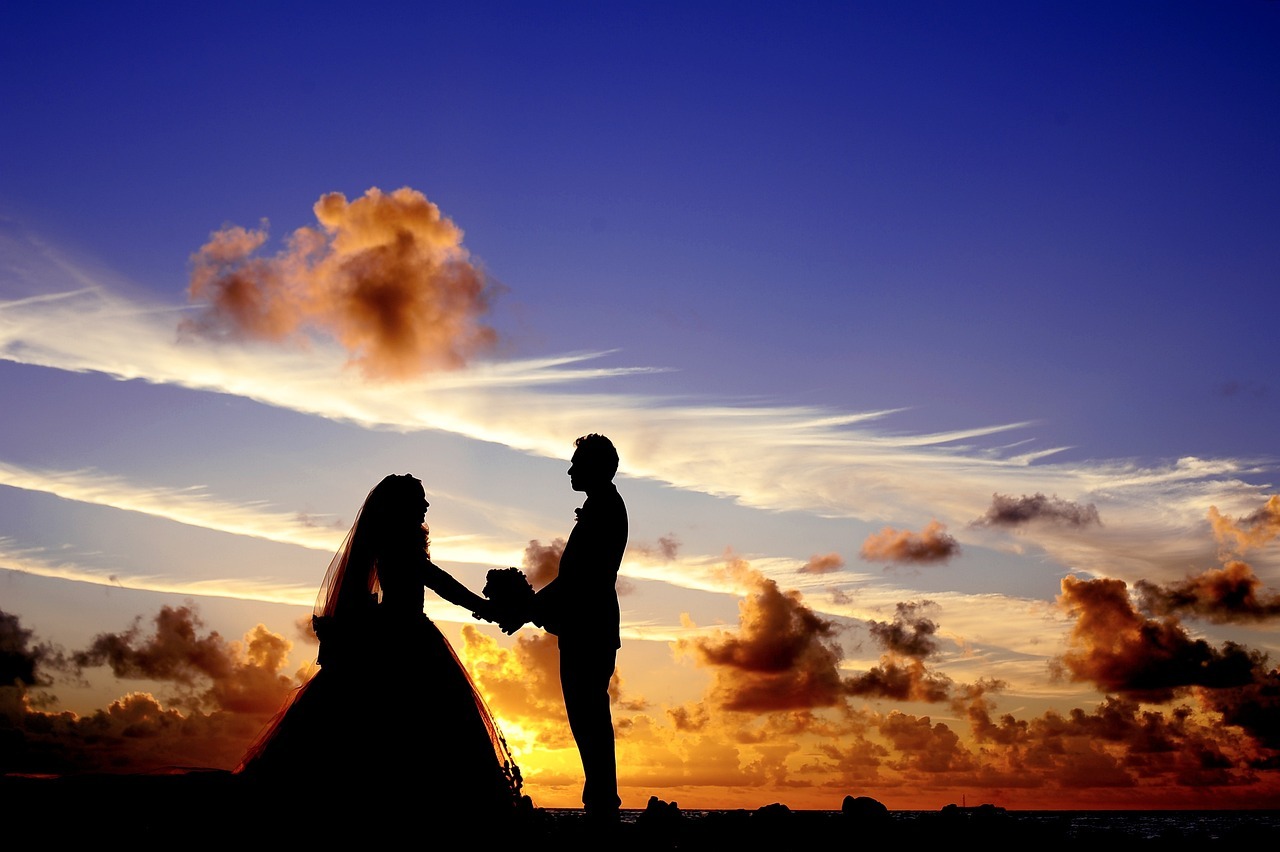 Bride and Groom silhouettes during sunset | Source: Pixabay