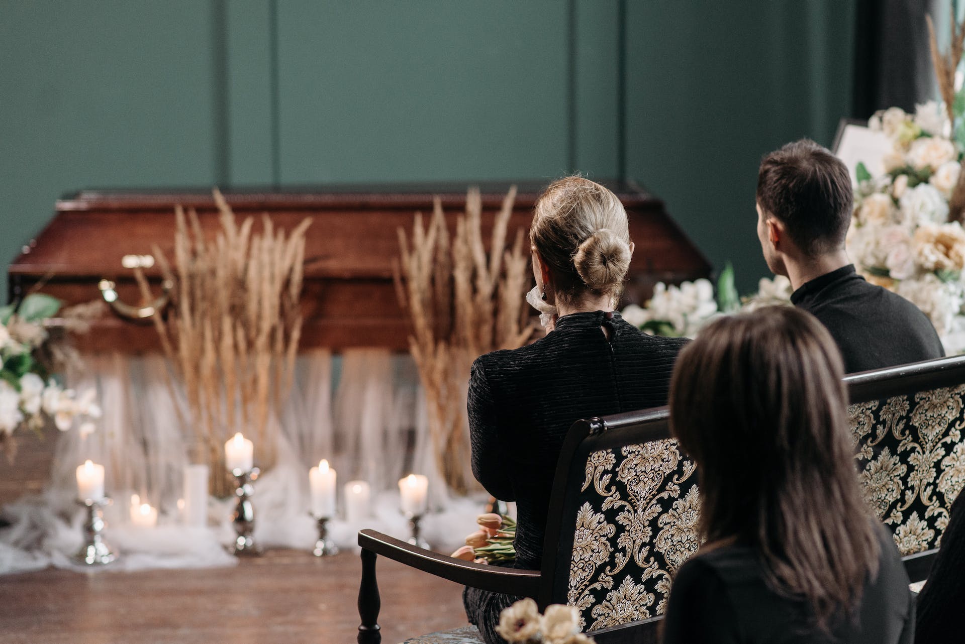 Family at a funeral | Source: Pexels